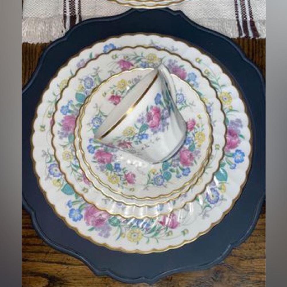 Vintage SYRACUSE China โ LILAC ROSEโ scalp, porcelain 5 piece dinner and tea set